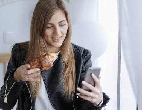 खाते समय मोबाइल देखना या बातों में ध्यान भटकाना: ध्यान भटकने से हम कितना और क्या खा रहे हैं, इसका अंदाजा नहीं रहता, जिससे ओवरईटिंग और गैस की दिक्कत होती है. खाना खाते समय फोन और टीवी से दूरी बनाएं.