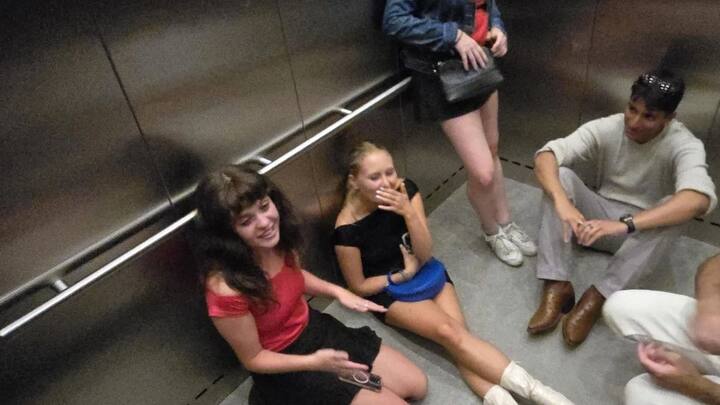 अगर आपको सांस लेने में दिक्कत हो रही है. तो आप कोशिश करें कि नीचे बैठ जाएं. और सांस को धीमे-धीमे और गहरा लें. आपके पास पानी की बोतल है. तो थोड़ा-थोड़ा करके पानी भी पिएं. ऐसे मौके पर घबराहट होना आम बात है. लेकिन खुद को शांत रखने की कोशिश करें.