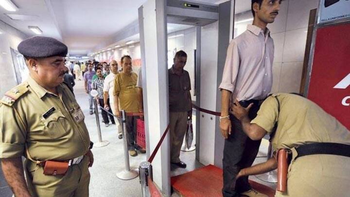 अगर आपके साथ यात्रा कर रहा कोई दूसरा यात्री आपकी शिकायत कर देता है. तो मेट्रो स्टेशन पर मौजूद सुरक्षाकर्मी आपको तुरंत रोक सकते हैं और आवश्यक कार्रवाई कर सकते हैं. इसलिए दिल्ली मेट्रो में सफर करते वक्त नियमों का खास ध्यान रखें. वरना मामूली गलती मुश्किलें खड़ी कर सकती है.