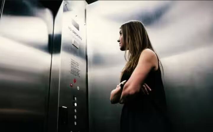 ਇਸ ਤੋਂ ਇਲਾਵਾ, ਜੇਕਰ ਤੁਹਾਡੇ ਨਾਲ ਉਸ ਜਗ੍ਹਾ 'ਤੇ ਕੋਈ ਮੌਜੂਦ ਹੈ, ਜੋ ਕਿ ਲਿਫਟ ਤੋਂ ਬਾਹਰ ਹੈ, ਤਾਂ ਉਸਨੂੰ ਫ਼ੋਨ ਕਰੋ ਅਤੇ ਉਸ ਨੂੰ ਸੂਚਿਤ ਕਰੋ, ਤਾਂ ਜੋ ਉਹ ਸਿਕਿਊਰਿਟੀ ਗਾਰਡ ਜਾਂ ਕਿਸੇ ਹੋਰ ਅਥਾਰਟੀ ਕੋਲ ਜਾ ਸਕੇ ਅਤੇ ਮਦਦ ਮੰਗ ਸਕੇ।