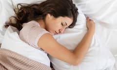 खाना खाने की ये 6 आदत बढ़ा रही आपके पेट की गैस, आज से ही कर दें बंद