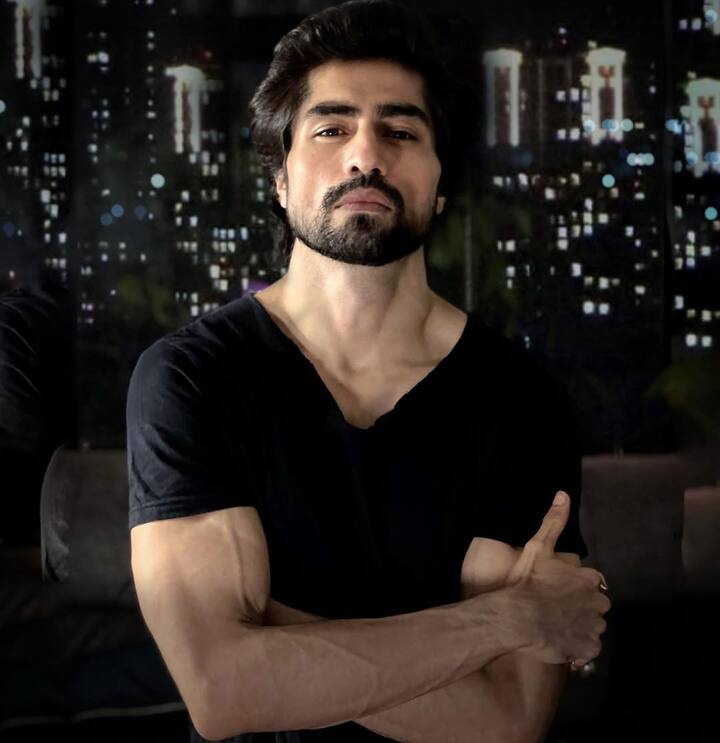 एकता कपूर के फेमस सीरियल बड़े अच्छे लगते हैं 4 में ऋषभ की भूमिका में नजर आ रहे हैं. शिवांगी जोशी संग उनकी जोड़ी फैंस को खूब पसंद आ रही है.