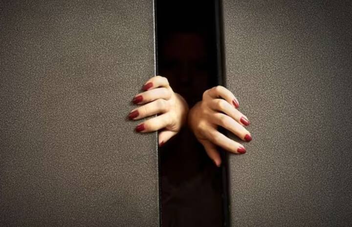 ਲਿਫਟ ਦੇ ਦਰਵਾਜ਼ੇ ਨੂੰ ਅੰਦਰੋਂ ਜ਼ਬਰਦਸਤੀ ਖੋਲ੍ਹਣ ਦੀ ਕੋਸ਼ਿਸ਼ ਨਾ ਕਰੋ। ਅਜਿਹਾ ਕਰਨ ਨਾਲ ਤੁਸੀਂ ਹੋਰ ਮੁਸੀਬਤ ਵਿੱਚ ਪੈ ਸਕਦੇ ਹੋ। ਲਿਫਟ ਦਾ ਇਲੈਕਟ੍ਰਾਨਿਕ ਸਿਸਟਮ ਵੀ ਖਰਾਬ ਹੋ ਸਕਦਾ ਹੈ। ਇਹ ਤੁਹਾਡੇ ਲਈ ਖ਼ਤਰਾ ਵਧਾ ਸਕਦਾ ਹੈ।