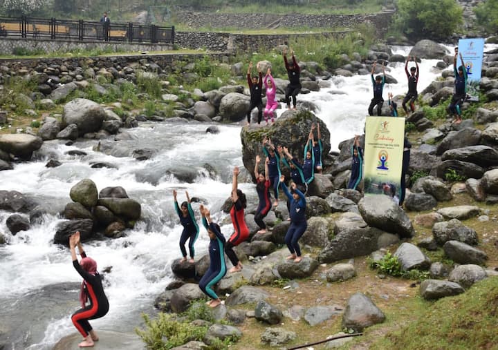 जम्मू-कश्मीर खेल परिषद ने सोशल मीडिया पर कहा, ''जम्मू-कश्मीर खेल परिषद द्वारा पहलगाम के प्राचीन घास के मैदानों में योग सत्र शांति, स्वास्थ्य और भाईचारे की भावना का जश्न मनाते हैं.”