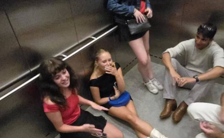 ਜੇਕਰ ਤੁਹਾਨੂੰ ਸਾਹ ਲੈਣ ਵਿੱਚ ਮੁਸ਼ਕਲ ਆ ਰਹੀ ਹੈ, ਤਾਂ ਬੈਠ ਕੇ ਹੌਲੀ-ਹੌਲੀ ਅਤੇ ਡੂੰਘਾ ਸਾਹ ਲੈਣ ਦੀ ਕੋਸ਼ਿਸ਼ ਕਰੋ। ਜੇਕਰ ਤੁਹਾਡੇ ਕੋਲ ਪਾਣੀ ਦੀ ਬੋਤਲ ਹੈ, ਤਾਂ ਥੋੜ੍ਹਾ-ਥੋੜ੍ਹਾ ਕਰਕੇ ਪਾਣੀ ਪੀਓ। ਅਜਿਹੇ ਸਮੇਂ ਘਬਰਾਹਟ ਮਹਿਸੂਸ ਕਰਨਾ ਆਮ ਗੱਲ ਹੈ, ਪਰ ਆਪਣੇ ਆਪ ਨੂੰ ਸ਼ਾਂਤ ਰੱਖਣ ਦੀ ਕੋਸ਼ਿਸ਼ ਕਰੋ।