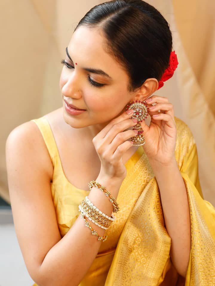 One of my favorite saree looks and shoots అని పోస్ట్ పెట్టింది రీతు వర్మ