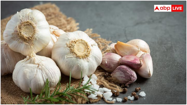 छिपकलियों को लहसुन और प्याज की तीखी गंध बिल्कुल पसंद नहीं होती. लहसुन की कलियों को खिड़कियों या दरवाजों के पास रखें, या प्याज के रस को पानी में मिलाकर छिपकलियों के आने-जाने वाले रास्तों पर स्प्रे करें. यह उन्हें तुरंत भगा देगा.