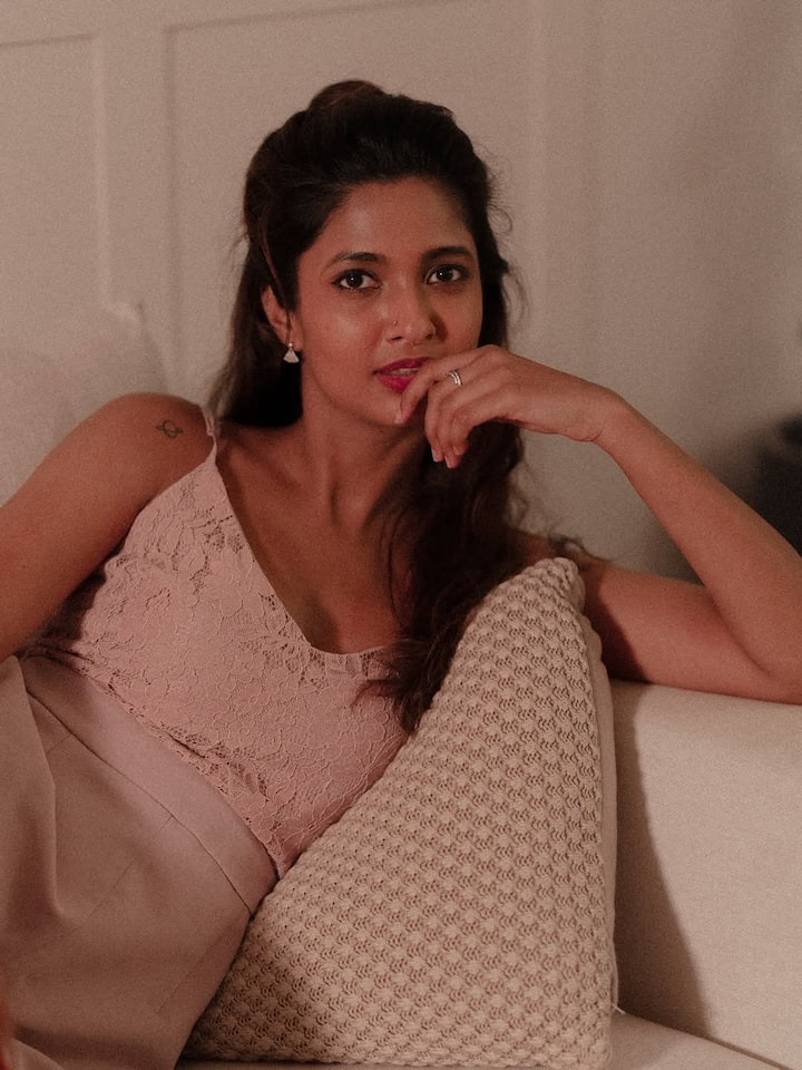 2019-ஆம் ஆண்டு அறிமுக இயக்குனர் எல் ராம் என்பவர் இயக்கிய தும்பா திரைப்படத்தின் மூலம் அறிமுகமானார். முதல் படத்திலேயே இவர் மிகவும் ஒல்லியாக இருப்பதாகவும், கருப்பாக இருப்பதாகவும் சில விமர்சனங்களுக்கு ஆளானார்.