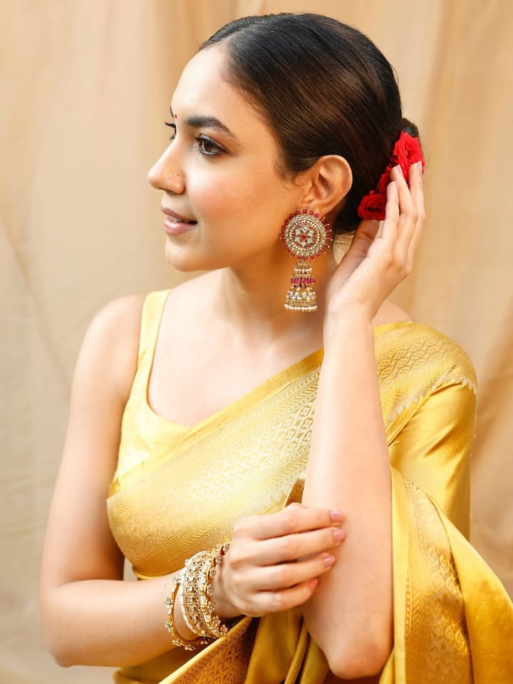 ట్రెండీ వేర్ కన్నా ట్రెడిషనల్ గా కనిపించేందుకే ఆసక్తి చూపిస్తుంది రీతు...