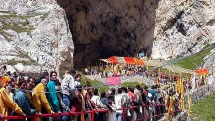 बीते 22 अप्रैल को पहलगाम के बैसरन घाटी में हमला हुआ था, जिसमें 26 निर्दोष लोगों की मौत हो गई थी. हमले के बाद कश्मीर घूमने आने वाले यात्रियों में डर का माहौल देखने को मिल रहा है.