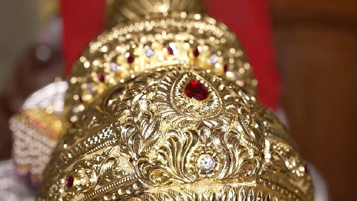 मुकुटावर कमळ, चक्र, सूर्यकिरण आदी मंगल धार्मिक प्रतीकांची कलात्मक मांडणी करण्यात आली आहे. विशेष म्हणजे, वारकरी परंपरेशी नातं असलेल्या कुशल कारागिरांनी हा मुकुट भक्तिभावाने घडवला असून, त्यामुळे त्याला अधिक पावित्र्य लाभले आहे.