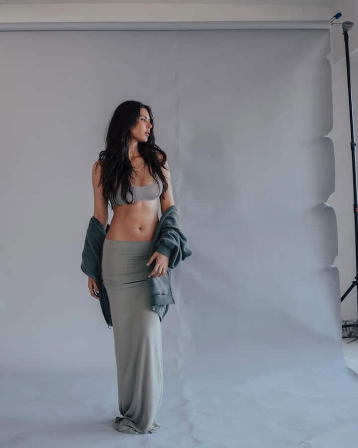 एक फैन ने लिखा- 'शानदार कर्व्स के साथ एक पंजाबन.' दूसरे शख्स ने लिखा- 'सबसे पहले मेरी नजर ऐब्स पर गई.'