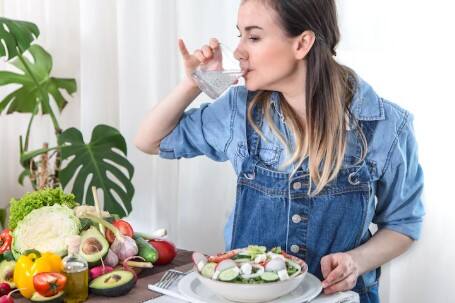 खाते वक्त बार-बार पानी पीना: खाने के दौरान बहुत सारा पानी पीना पाचन रस को पतला कर देता है, जिससे खाना अच्छे से नहीं पचता और गैस बनने लगती है. खाने से 30 मिनट पहले या 30 मिनट बाद पानी पिएं.