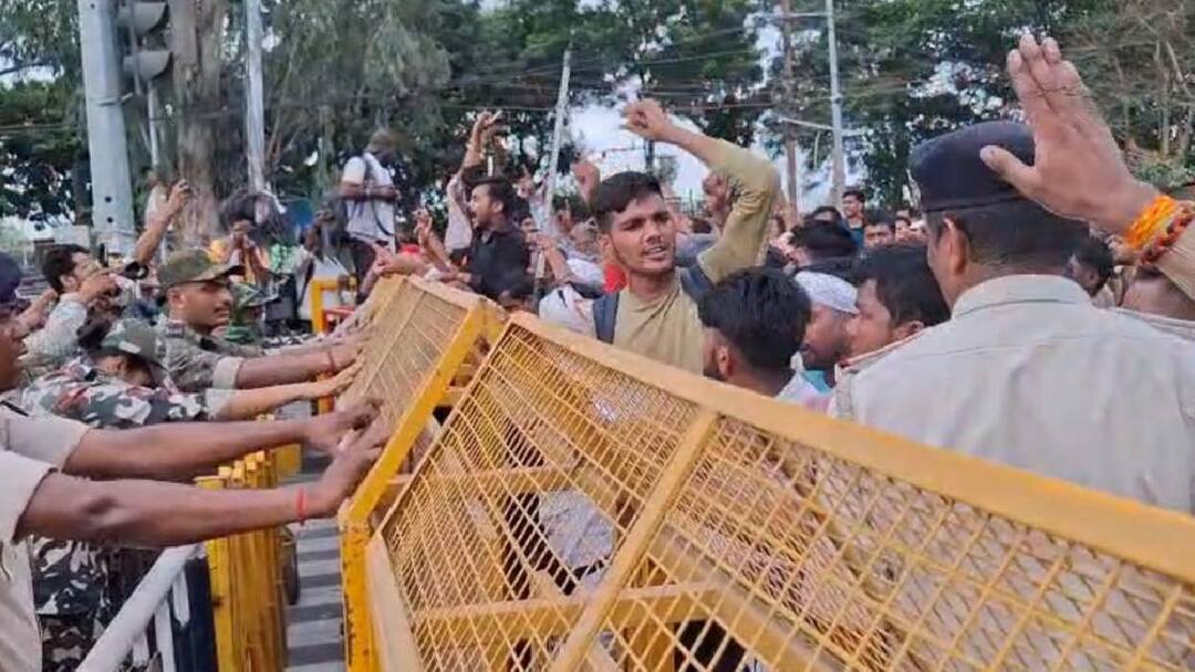 'पटना हाईकोर्ट के फैसले को सरकार अध्यादेश लाकर बदल दे', दफादार संघ की चेतावनी- मांग की अनदेखी की गई तो... bihar protest of Dafadar Chowkidar Sangh in Patna demand for giving jobs to dependents ann 'पटना हाईकोर्ट के फैसले को सरकार अध्यादेश लाकर बदल दे', दफादार संघ की चेतावनी- मांग की अनदेखी की गई तो...