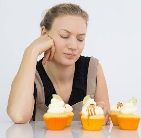 ਕਈ ਵਾਰੀ ਅਸੀਂ ਸਮਝਦੇ ਹਾਂ ਕਿ ਸਾਨੂੰ ਭੁੱਖ ਲੱਗੀ ਹੈ, ਪਰ ਅਸਲ ਵਿੱਚ ਸਾਡਾ ਸਰੀਰ ਪਿਆਸਾ ਹੁੰਦਾ ਹੈ। ਪਾਣੀ ਪੀਣ ਨਾਲ ਸਰੀਰ ਹਾਈਡਰੇਟ ਰਹਿੰਦਾ ਹੈ ਅਤੇ ਮਿੱਠਾ ਖਾਣ ਦੀ ਚਾਹਤ ਵੀ ਘੱਟ ਹੁੰਦੀ ਹੈ। ਇਸਦੇ ਨਾਲ ਹੀ, ਤਣਾਅ ਘਟਾਉਣਾ ਅਤੇ ਪੂਰੀ ਨੀਂਦ ਲੈਣਾ ਵੀ ਜ਼ਰੂਰੀ ਹੈ, ਕਿਉਂਕਿ ਤਣਾਅ ਅਤੇ ਨੀਂਦ ਦੀ ਕਮੀ ਮਿੱਠਾ ਖਾਣ ਦੀ ਇੱਛਾ ਵਧਾ ਦਿੰਦੇ ਹਨ।