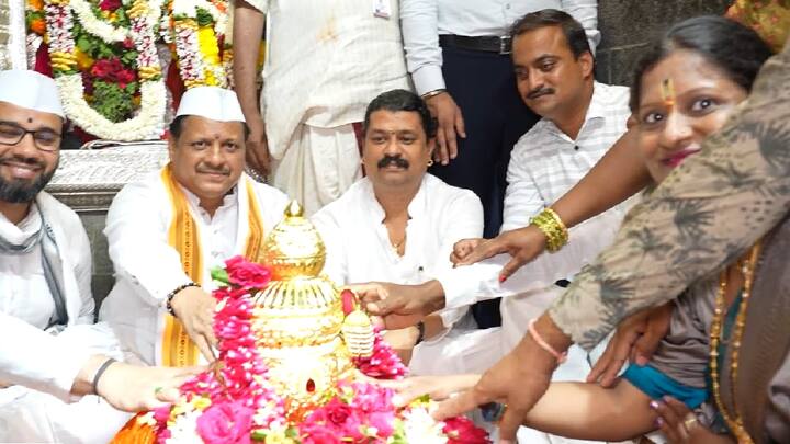 या विशेष प्रसंगी योगी निरंजननाथ (प्रमुख विश्वस्त), डॉ. भावार्थ देखणे (विश्वस्त व पालखी सोहळा प्रमुख), ज्ञानेश्वर वीर (व्यवस्थापक) आणि ॲड. राजेंद्र उमाप (विश्वस्त )   हे मान्यवर उपस्थित होते. त्यांच्या उपस्थितीत माऊलींना हा अलंकार भक्तिपूर्वक अर्पण करण्यात आला.