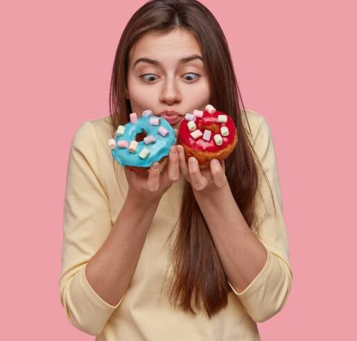 ਜੇ ਤੁਸੀਂ ਮਿੱਠੇ ਦੀ ਤਲਬ ਨੂੰ ਘਟਾਉਣਾ ਚਾਹੁੰਦੇ ਹੋ, ਤਾਂ ਆਪਣੀ ਡਾਈਟ ਵਿੱਚ ਕੁਝ ਖਾਸ ਚੀਜ਼ਾਂ ਸ਼ਾਮਿਲ ਕਰੋ। ਸਾਬਤ ਅਨਾਜ ਵਜੋਂ ਤੁਸੀਂ ਦਲੀਆ, ਬ੍ਰਾਊਨ ਰਾਇਸ, ਬਾਜਰਾ ਅਤੇ ਰਾਗੀ ਖਾ ਸਕਦੇ ਹੋ। ਫਲਾਂ ਵਿੱਚ ਸੇਬ, ਨਾਸ਼ਪਾਤੀ, ਸੰਤਰਾ, ਅਮਰੂਦ ਅਤੇ ਬੇਰੀਜ਼ (ਜਿਵੇਂ ਸਟ੍ਰਾਬੇਰੀ ਅਤੇ ਬਲੂਬੇਰੀ) ਚੰਗੀ ਚੋਣ ਹਨ।