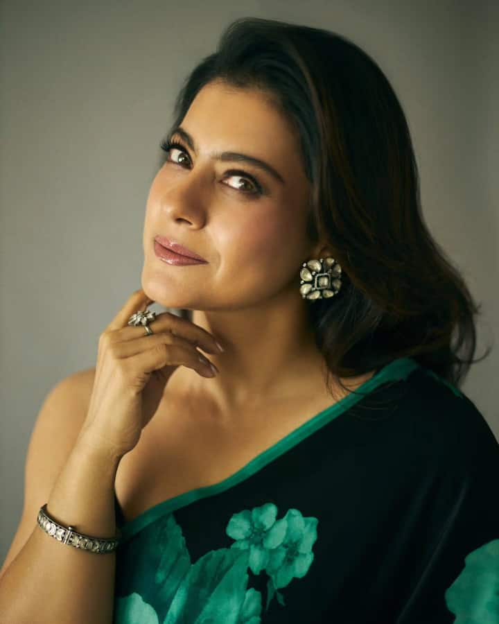 काजोलने काळ्या रंगाची सॅटिन साडी परिधान केली होती, ज्यावर हिरव्या रंगाची फुलं आहेत.