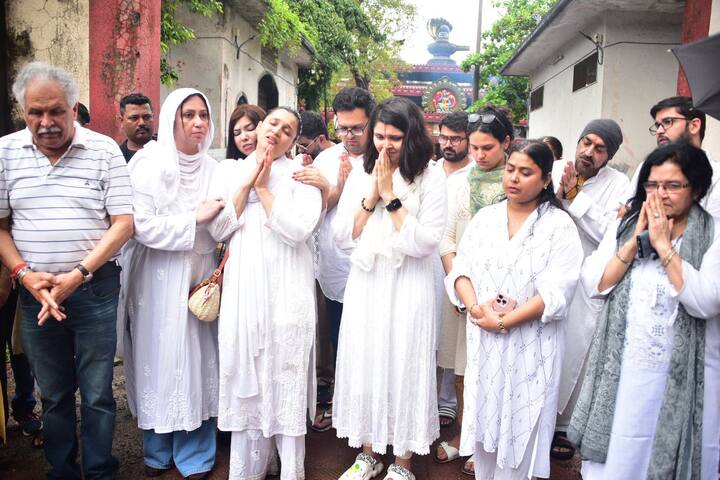 Both Sisters were dressed in traditional white Mothering Attire, Visibly Emotional during the last rites.