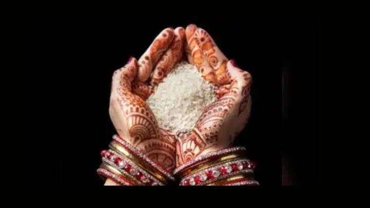 अक्षत - चावल (अक्षत) परिपूर्णता की निशानी है. दुल्हन की चुनरी में अक्षत बांधने के पीछे ये कारण है कि वह नए जीवन में पूर्ण रूप से ढल जाए, उसे सुख के साथ संपन्नता, उन्नति प्राप्त हो.