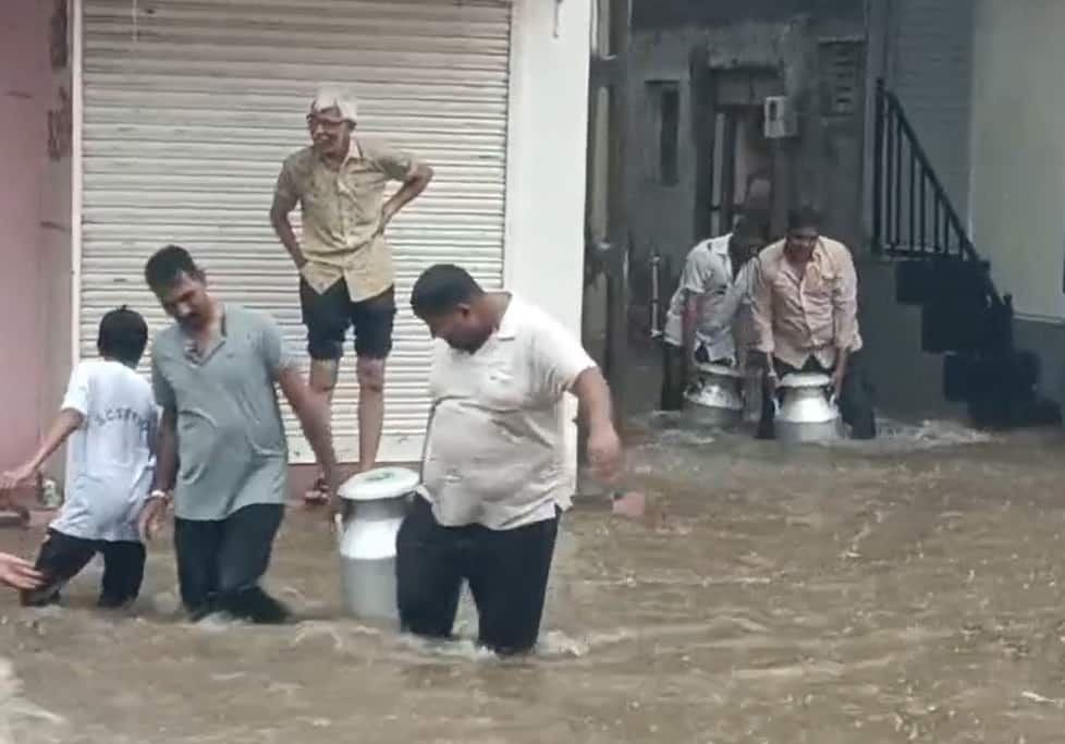 heavy rain and big storm wreaked havoc in saurashtra and gujarat area read all monsoon 2025 story Rain: રાજ્યમાં અનેક રૉડ-રસ્તાં બંધ, વીજળી ગૂલ-પૉલ ધરાશાયી, 11 જળાશયો હાઇ એલર્ટ પર, વાંચો પ્રથમ વરસાદના કહેરની સંપૂર્ણ જાણકારી...