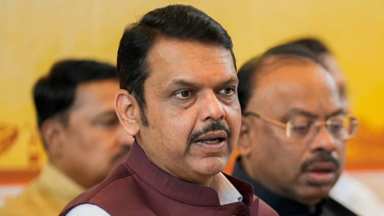 Devendra Fadnavis Maharashtra CM on Raj Thackeray Hindi mandatory as third language in state Marathi NEP ANN CM फडणवीस बोले, 'अंग्रेजी की प्रशंसा और भारतीय भाषाओं का तिरस्कार सही नहीं', राज ठाकरे पर क्या कहा?
