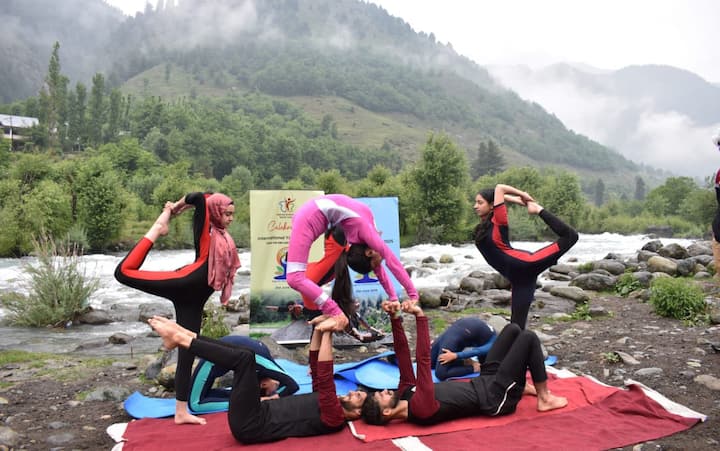 उन्होंने कहा कि प्रकृति की शांति को योग के अनुशासन के साथ मिलाकर, इस पहल का उद्देश्य जम्मू-कश्मीर की लुभावनी सुंदरता को प्रदर्शित करते हुए समग्र कल्याण को प्रेरित करना है.
