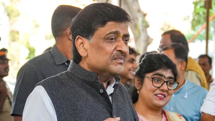 Maharashtra: बीजेपी सांसद अशोक चव्हाण का बड़ा बयान, 'महाराष्ट्र में कांग्रेस रिश्तेदारों की...' BJP MP Ashok Chavan Attacks On Consgres become a party of relatives in maharashtra Maharashtra: बीजेपी सांसद अशोक चव्हाण का बड़ा बयान, 'महाराष्ट्र में कांग्रेस रिश्तेदारों की...'