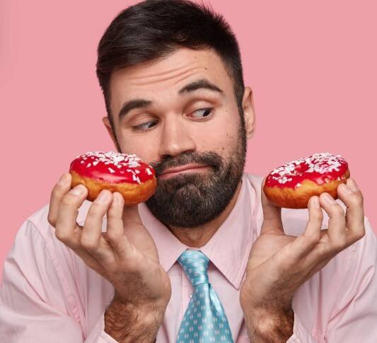 ਜਦੋਂ ਵੀ ਤੁਹਾਨੂੰ ਮਿੱਠਾ ਖਾਣ ਦਾ ਮਨ ਕਰੇ, ਤਾਂ ਕੈਂਡੀ ਜਾਂ ਪੇਸਟਰੀ ਦੀ ਥਾਂ ਤਾਜ਼ਾ ਫਲ ਖਾਓ। ਫਲਾਂ ਵਿੱਚ ਕੁਦਰਤੀ ਮਿਠਾਸ ਹੁੰਦੀ ਹੈ, ਜੋ ਸਿਹਤਮੰਦ ਹੋਣ ਦੇ ਨਾਲ-ਨਾਲ ਮਿੱਠੇ ਦੀ ਚਾਹਤ ਨੂੰ ਵੀ ਪੂਰਾ ਕਰਦੀ ਹੈ। ਇਨ੍ਹਾਂ ਵਿੱਚ ਵਿਟਾਮਿਨ, ਮਿਨਰਲ ਅਤੇ ਫਾਈਬਰ ਵਾਫਰ ਮਾਤਰਾ ਵਿੱਚ ਹੁੰਦੇ ਹਨ, ਜੋ ਸਰੀਰ ਲਈ ਲਾਭਦਾਇਕ ਹਨ।