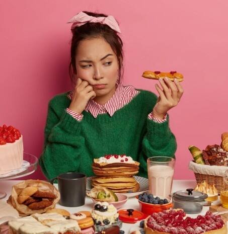 ਡਾਕਟਰਾਂ ਦੇ ਅਨੁਸਾਰ, ਮਿੱਠੇ ਦੀ ਤਲਬ ਨੂੰ ਘਟਾਉਣ ਦਾ ਸਭ ਤੋਂ ਵਧੀਆ ਤਰੀਕਾ ਹੈ ਕਿ ਆਪਣੀ ਡਾਈਟ ਵਿੱਚ ਫਾਈਬਰ ਵਾਲੀਆਂ ਚੀਜ਼ਾਂ ਦੀ ਮਾਤਰਾ ਵਧਾਈ ਜਾਵੇ। ਫਾਈਬਰ ਵਾਲੇ ਭੋਜਨ ਪੇਟ ਨੂੰ ਲੰਬੇ ਸਮੇਂ ਤੱਕ ਭਰਿਆ ਰੱਖਦੇ ਹਨ, ਜਿਸ ਨਾਲ ਤੁਹਾਨੂੰ ਵਾਰ-ਵਾਰ ਭੁੱਖ ਨਹੀਂ ਲੱਗਦੀ। ਜਦ ਪੇਟ ਭਰਿਆ ਹੋਵੇ, ਤਾਂ ਮਿੱਠਾ ਖਾਣ ਦੀ ਚਾਹਤ ਵੀ ਕਾਫੀ ਹੱਦ ਤੱਕ ਘਟ ਜਾਂਦੀ ਹੈ। ਇਸ ਲਈ ਆਪਣੀ ਰੋਜ਼ਾਨਾ ਦੀ ਖੁਰਾਕ ਵਿੱਚ ਸਬਜ਼ੀਆਂ, ਫਲ, ਹੋਲ ਗਰੇਨ ਅਤੇ ਦਾਲਾਂ ਵਰਗੇ ਫਾਈਬਰ ਵਾਲੇ ਆਹਾਰ ਸ਼ਾਮਿਲ ਕਰੋ।