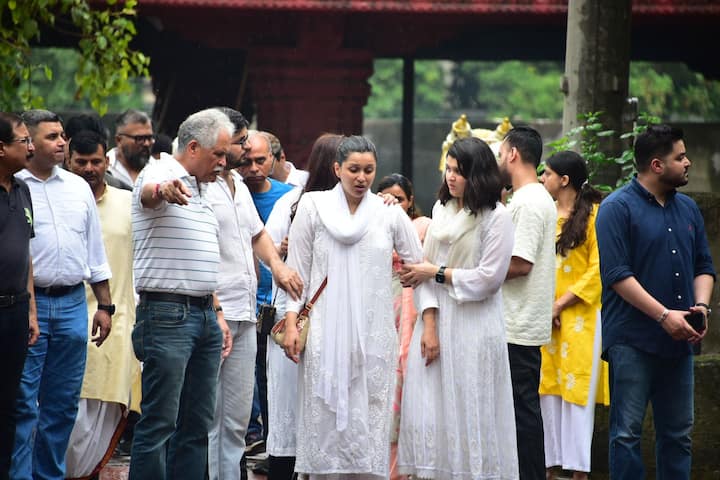 The loss has deeply impacted the family, with mannara's emotional moment at the funeral capturing hearts online. (All Images: Manav Manglani)