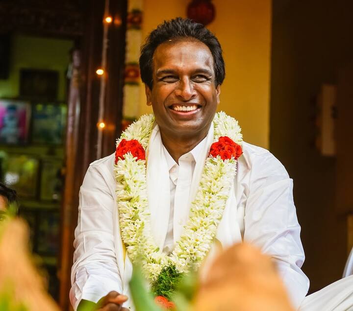 நடிகர் மட்டுமின்றி இயக்குநர், விநியோகஸ்தர், தயாரிப்பாளர் என்று பல அவதாரங்களை எடுத்த அருண் பாண்டியன் அரசியலிலும் கால் பதித்தார். இந்த நிலையில் தான் மகள் கீர்த்தி பாண்டியன் உடன் அன்பிற்கினியாள் படம் மூலமாக் கம்பேக் கொடுத்த அருண் பாண்டியன் ஆதார், டிரிக்கர், அதோமுகம், டிமாண்டி காலனி 2 ஆகிய படங்களில் நடித்துள்ளார்.