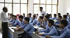 मोठी बातमी: पहिली ते पाचवीच्या विद्यार्थ्यांसाठी हिंदी असेल तृतीय भाषा; पहिलीपासूनच्या सक्तीचा निर्णय अखेर मागे