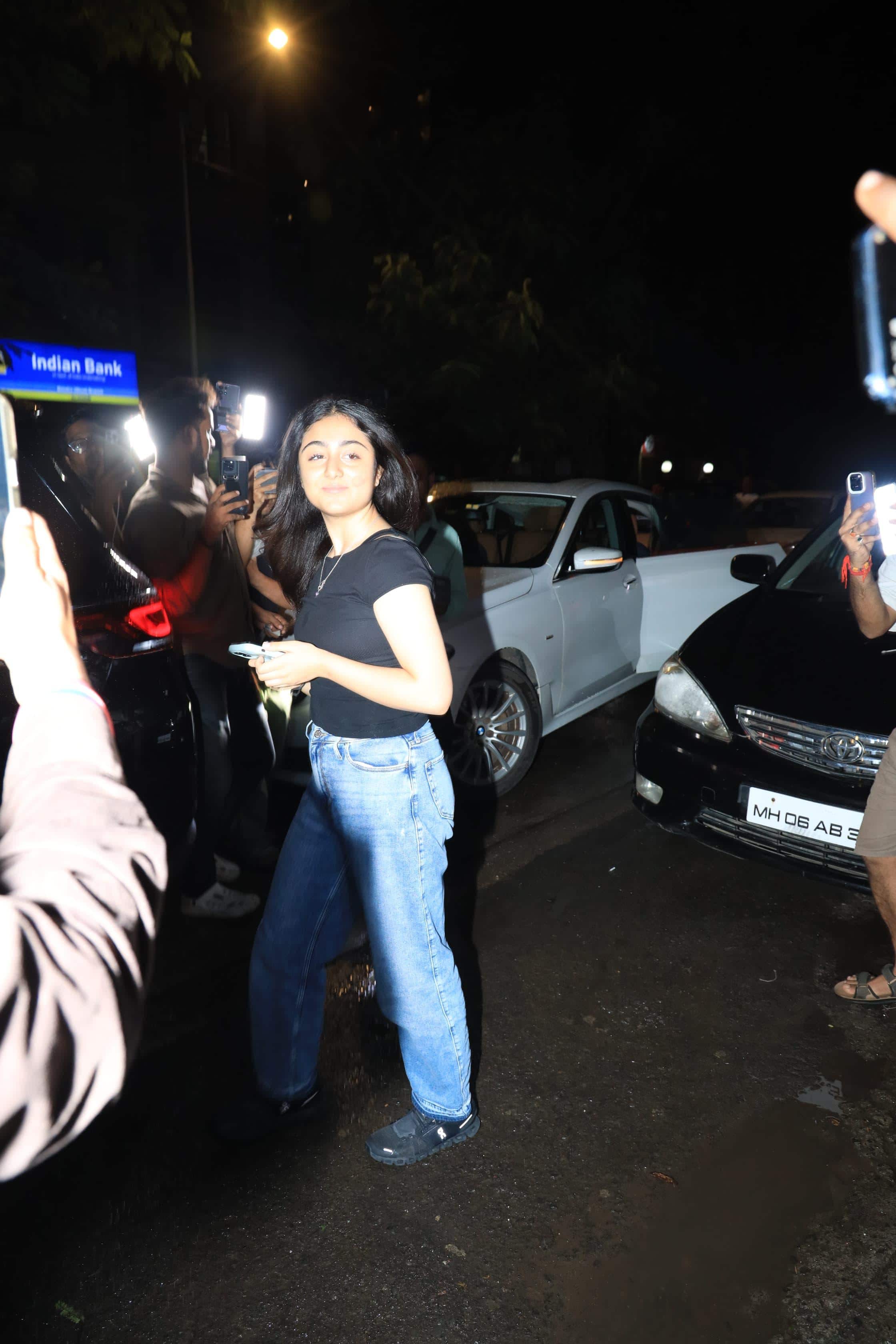 Samara Sahni Video: पैपराजी से हंस-हंसकर बातें कर रही थी रणबीर कपूर की भांजी, मां रिद्धिमा ने ऐसे किया रिएक्ट