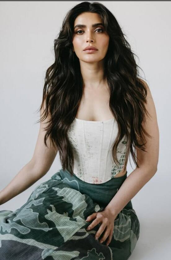 41 ની ઉંમરે કરિશ્મા તન્નાએ બતાવ્યો ગ્લેમરનો જલવો