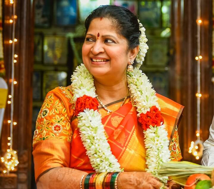 தமிழ் மட்டுமின்றி தெலுங்கு, கன்னடம், மலையாளம் ஆகிய மொழிகளிலும் பல படங்களில் நடித்துள்ளார். இந்த நிலையில் தான் அருண் பாண்டியன் தனது 60 ஆவது ஆண்டு திருமண நாளை கொண்டாடியிருக்கிறார். இவருடைய மூன்று மகள்களும் தற்போது அப்பா அருண் பாண்டியன் மற்றும் அம்மா விஜயாவுக்கு 60-ஆம் ஆண்டு திருமணம் நடத்தி வைத்து அழகு பார்த்துள்ளனர். இதுகுறித்த புகைப்படங்கள் தற்போது வெளியாகியுள்ள நிலையில், வாழ்த்துக்களும் குவிந்த வண்ணம் உள்ளது.