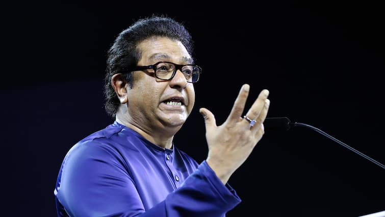 Raj Thackeray protested against making Hindi compulsory in Maharashtra महाराष्ट्र के स्कूलों में हिंदी अनिवार्य करने पर भड़के राज ठाकरे, 'हिंदी राष्ट्र भाषा नहीं, क्या UP में...'