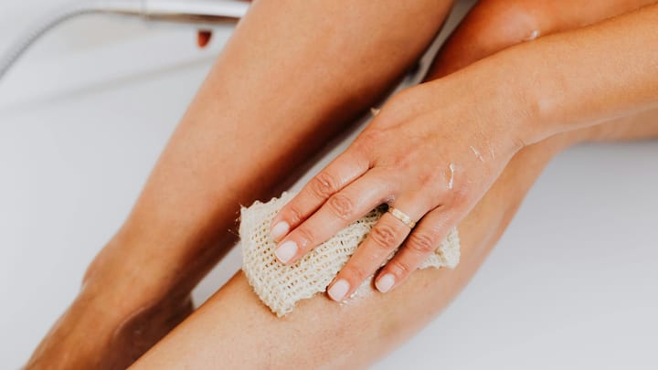 7. Using Natural Loofahs: Before synthetic scrubbers and plastic sponges, our ancestors relied on natural bath aids, like dried gourds, vetiver root bundles, or coconut fibre pads for exfoliation and hygiene. These tools were eco-friendly and great for the skin. These loofahs gently scrub away dead skin, stimulate blood circulation, and help lymphatic drainage. (Image Source: Canva)