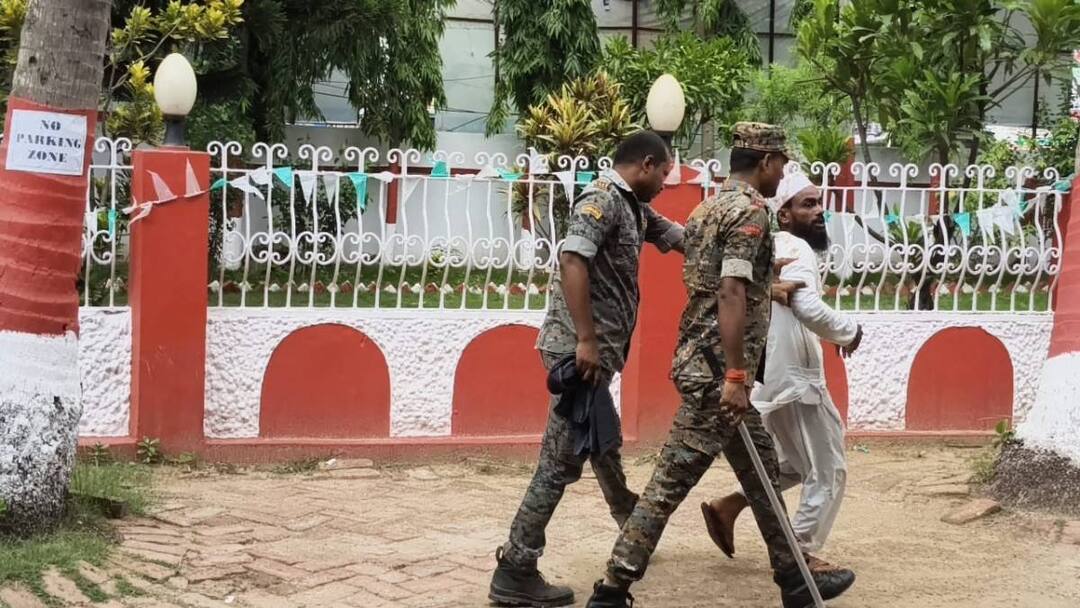person attempted self immolation in Madhubani Collectorate security forces took him into custody ann 'मुझे कोई नहीं बचाए, आज आत्मदाह करुंगा', मधुबनी समाहरणालय में अफरा-तफरी, जानें पूरा मामला