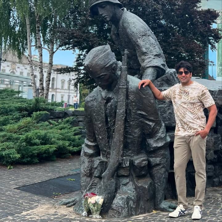 గతంలో ఆర్య ఈ అరేబియన్ రెస్టారెంట్ చైన్ ను ప్రారంభించాడు.ఆతర్వాత కొన్నాళ్లకు కేరళకు చెందిన కున్హి మూసా అనే బిజినెస్ మెన్ కు విక్రయించాడనే వార్తలొచ్చాయి.