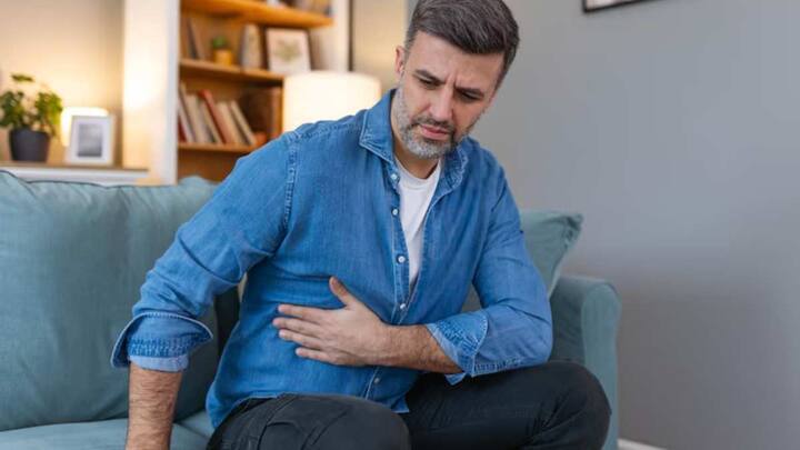 लिवर हमारे शरीर से टॉक्सिन्स को बाहर निकालने का काम करता है, जिससे हम हेल्दी रहते हैं. हमारा शरीर हर दिन खाने-पीने, प्रदूषण और खराब लाइफस्टाइल की वजह से कई तरह के टॉक्सिन्स जमा कर लेता है. ऐसे में लिवर लगातार काम करता है ताकि हमारे खून और शरीर से गंदगी को बाहर निकाला जा सके. वहीं लिवर खाने को एनर्जी में बदलना, जरूरी प्रोटीन बनाना, खाने को पचाने और शरीर से टॉक्सिन्स को बाहर निकालने का काम करता है.