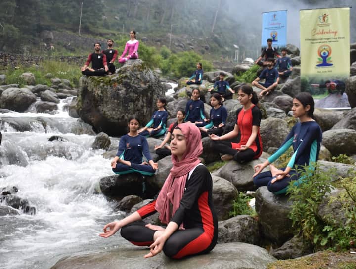 सचिव खेल परिषद नुजहत गुल ने कहा, ''योग सप्ताह समारोह के हिस्से के रूप में, जम्मू और कश्मीर खेल परिषद पूरे केंद्र शासित प्रदेश में प्रतिष्ठित पर्यटन स्थलों पर योग सत्र आयोजित करके स्वास्थ्य पर्यटन को बढ़ावा देने में अग्रणी भूमिका निभा रही है.''