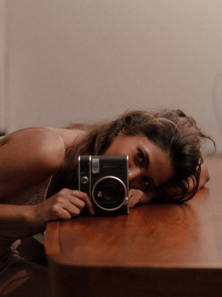 திருமணத்திற்கு பின்னரும் தொடர்ந்து நடிப்பில் கவனம் செலுத்தி வரும் கீர்த்தி பாண்டியன், தற்போது மீண்டும் தன்னுடைய தந்தையுடன் இணைந்து அஃகின்னம் என்கிற படத்தின் நடித்து முடித்துள்ளார். விரைவில் இந்த படம் வெளியாக உள்ளது.