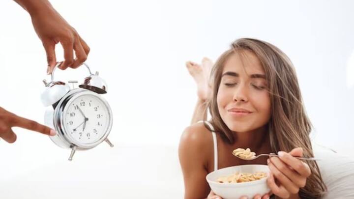 8. Intermittent Fast: While intermittent fasting seems like a modern weight loss trend, it's actually an ancient tradition observed in almost every major religion. Whether it's the Hindu Ekadashi, Islamic Ramadan, or Christian Lent, fasting was a spiritual and physical detox ritual. Controlled fasting improves metabolism, reduces inflammation, promotes cellular repair, and may even extend lifespan. It's known to enhance insulin sensitivity and gut health, too. Modern versions include the 16:8 method, popular among busy professionals and fitness enthusiasts. (Image Source: Pinterest/eluniversalmx)