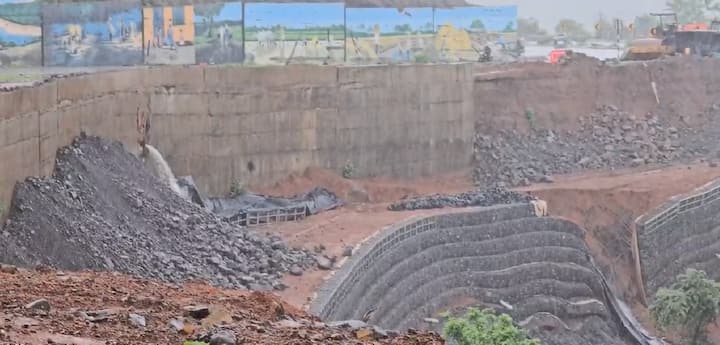 मुंबई-गोवा महामार्गावरील परशुराम घाटात पावसामुळे काँक्रीटला तडे गेल्याने रस्त्याची गंभीर अवस्था झाली आहे.