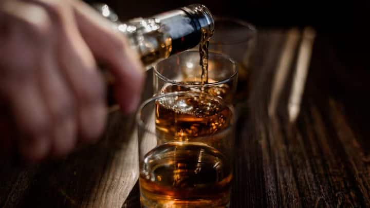 अब नाम इस लिस्ट में अगला नाम शराब का है. शराब हमारी हेल्थ के लिए सबसे खराब मानी जाती है और ये लिवर के लिए सबसे ज्यादा नुकसानदायक चीज है. ज्यादा शराब पीने से लिवर में जहरीले एलिमेंट जमा हो जाते हैं, जिससे एल्कोहलिक लिवर डिजीज, हेपेटाइटिस और सिरोसिस हो सकता है.