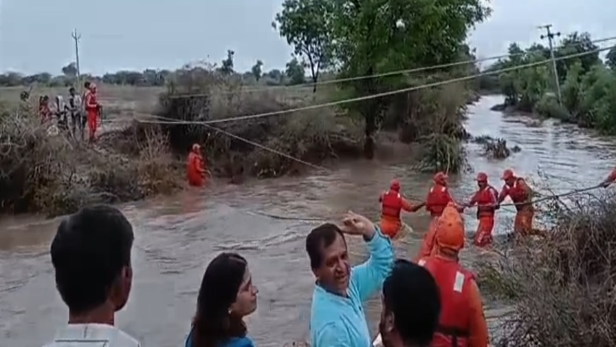 ભારે વરસાદના કારણે બોટાદમાં ખેતરમાં ફસાયા 18 લોકો, NDRFની ટીમે બચાવ્યા