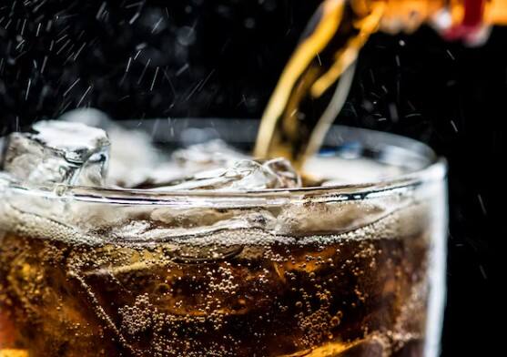 खाने के साथ मिठाई या कोल्ड ड्रिंक लेना: मीठा और कार्बोनेटेड ड्रिंक्स पाचन को स्लो कर देते हैं और गैस का कारण बनते हैं. मिठाई को खाने के कम से कम 1 घंटे बाद लें.