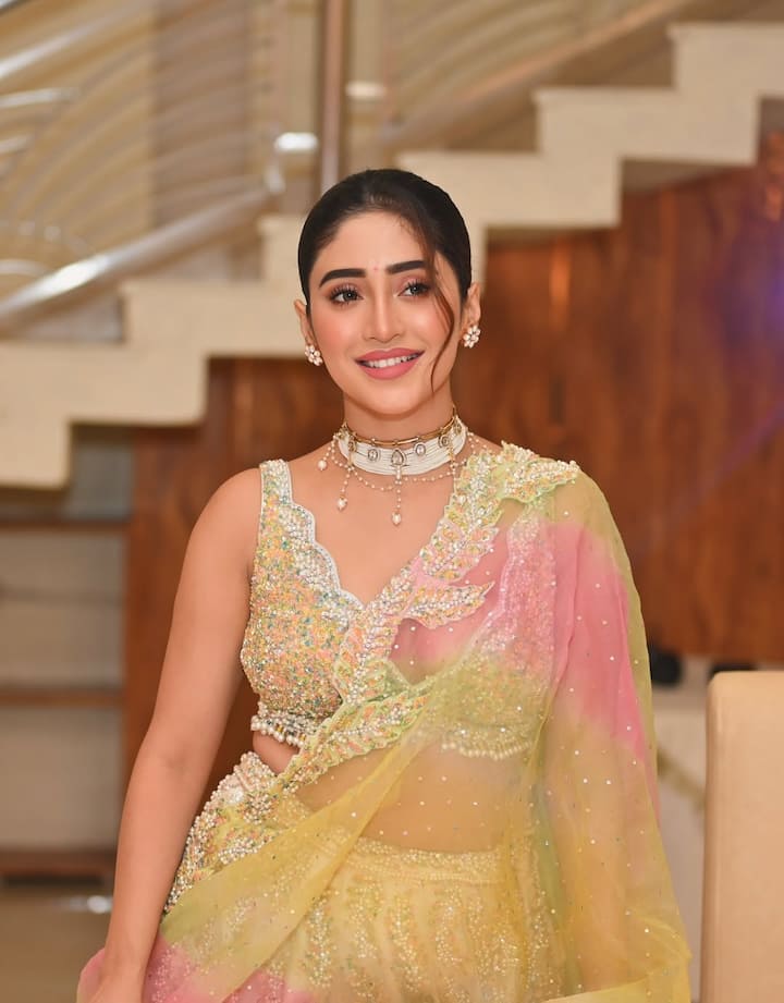 शिवांगी जोशी आजकल एकता कपूर के सीरियल बड़े अच्छे लगते हैं में भाग्यश्री बन खूब पॉपुलैरिटी बटोर रही हैं. ऑडियंस को उनका किरदार और लुक बहुत पसंद आ रहा है. आइए आपको बताते हैं एक्ट्रेस के एजुकेशनल क्वालीफिकेशन के बारे में.