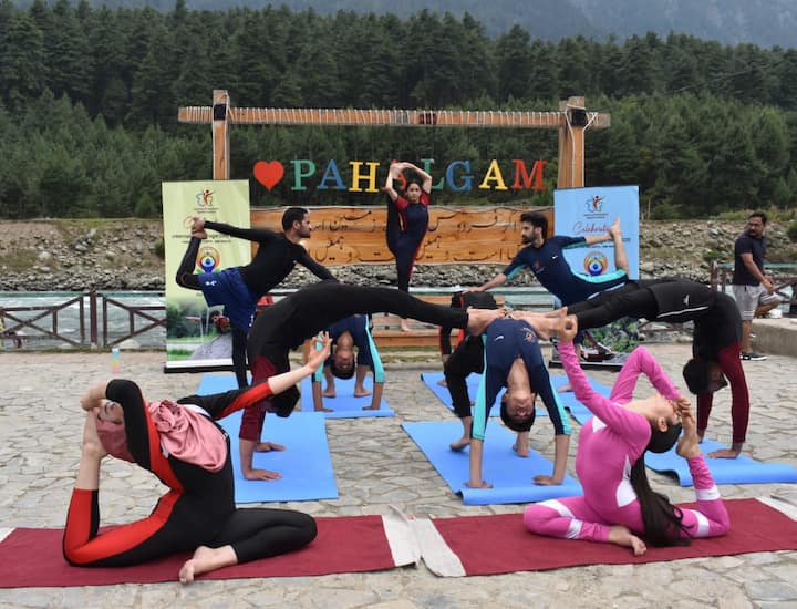 इसी तरह के कार्यक्रम कश्मीर घाटी के अन्य पर्यटन स्थलों जैसे पहलगाम, गुलमर्ग, सोनमर्ग, कोकरनाग और अन्य स्थानों पर भी आयोजित किए जा रहे हैं.